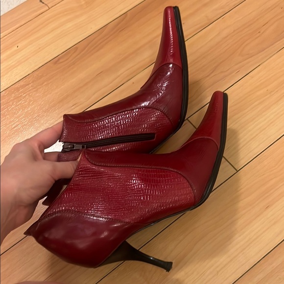 Red Ankle Boots with Pointed Toe and Medium Heel - Picture 2 of 4